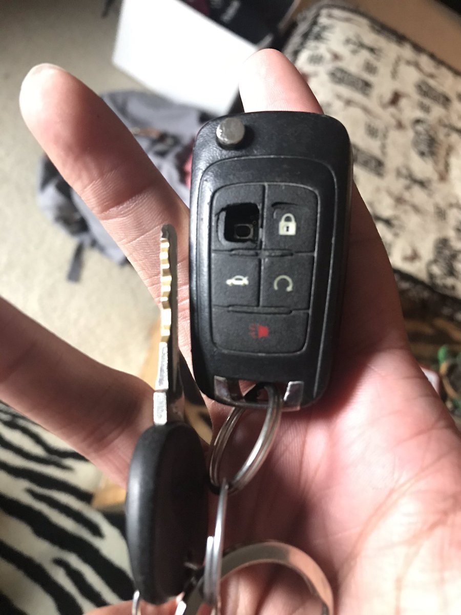 RK_Davis's tweet photo. Just know @Carvana is bullshit when thinking of buying with them... gave me a broke ass key and a claim they “forgot” to follow through on and now I have 30 days or it’s my problem... lol BEWARE! More than a fucking inconvenience. https://t.co/HsWe4IZ14S