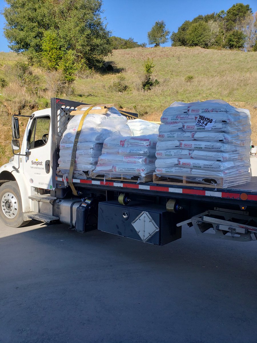KevinHauschel's tweet image. Always a good day when you get some great fertilizer, extreme green and your tote of @wormpowerturf for the season. Thanks @AkoniGanir for the speedy service and working to get a truck that could deliver to the totes all the way back to the shop!! #service #simplot