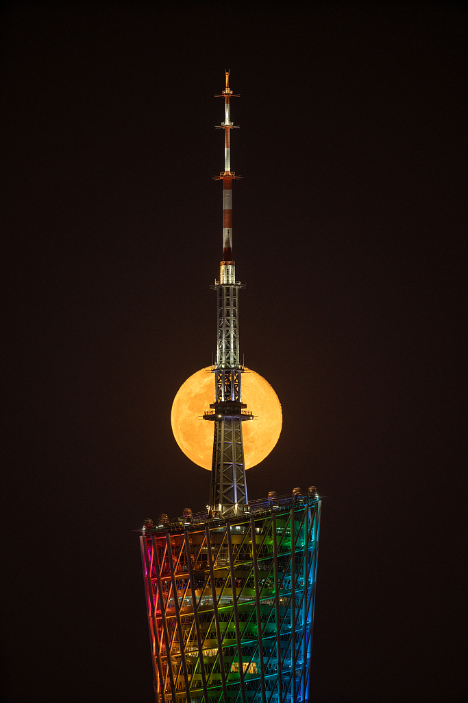 CGTNOfficial's tweet photo. Look up🌕

Take a moment to enjoy the #SuperMoon viewed from China https://t.co/T8yEw0uDhA