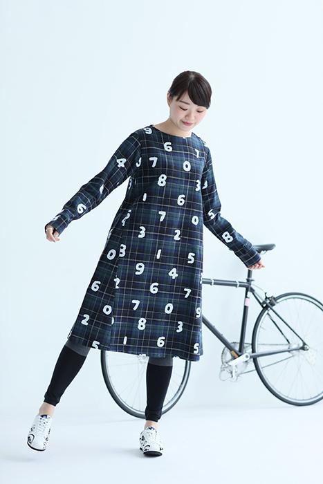 Sousoukyoto در توییتر スカート裾部分の釦を留めることで 自転車に乗れる仕様になる Bikeワンピース ギンガムチェックやボーダーの上にsou Souテキスタイルがプリントされています Aラインに広がるシルエットがかわいい商品です T Co Jinhtxqui2