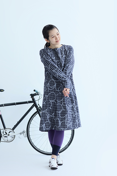 Sousoukyoto در توییتر スカート裾部分の釦を留めることで 自転車に乗れる仕様になる Bikeワンピース ギンガムチェックやボーダーの上にsou Souテキスタイルがプリントされています Aラインに広がるシルエットがかわいい商品です T Co Jinhtxqui2