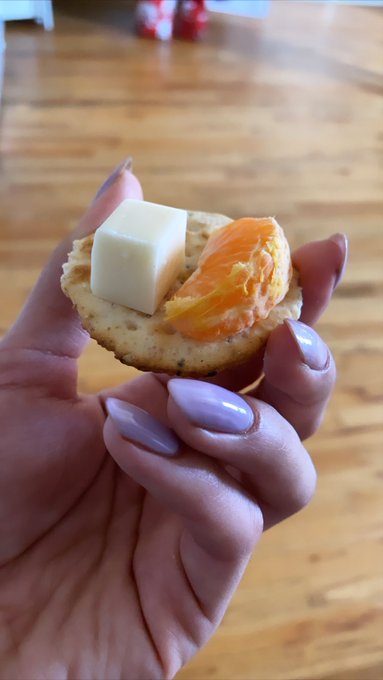 Cheese and crackers and a manicure. 👌🏼👌🏼 https://t.co/dmuEmvt8N3<a href="/tag/guilty"class="tags"><span>#guilty</span></a>