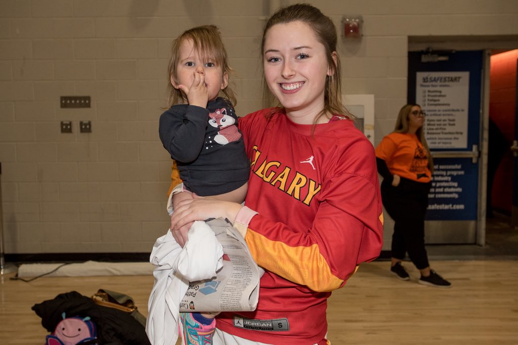 xsun2368's tweet photo. WBB Feature: Taylor Featherstone gains traction from overcoming challenges and gets support from @DinosWBB.

Story: https://t.co/FlrB703P56

Photo: @Austensanity https://t.co/0FVhLbj86x