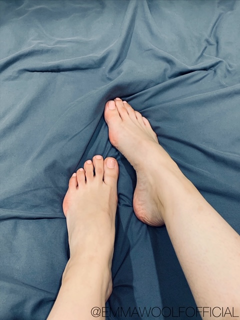 OfficialWoolf's tweet photo. Pink soles and very, VERY high arches. https://t.co/rXRWnx4geo