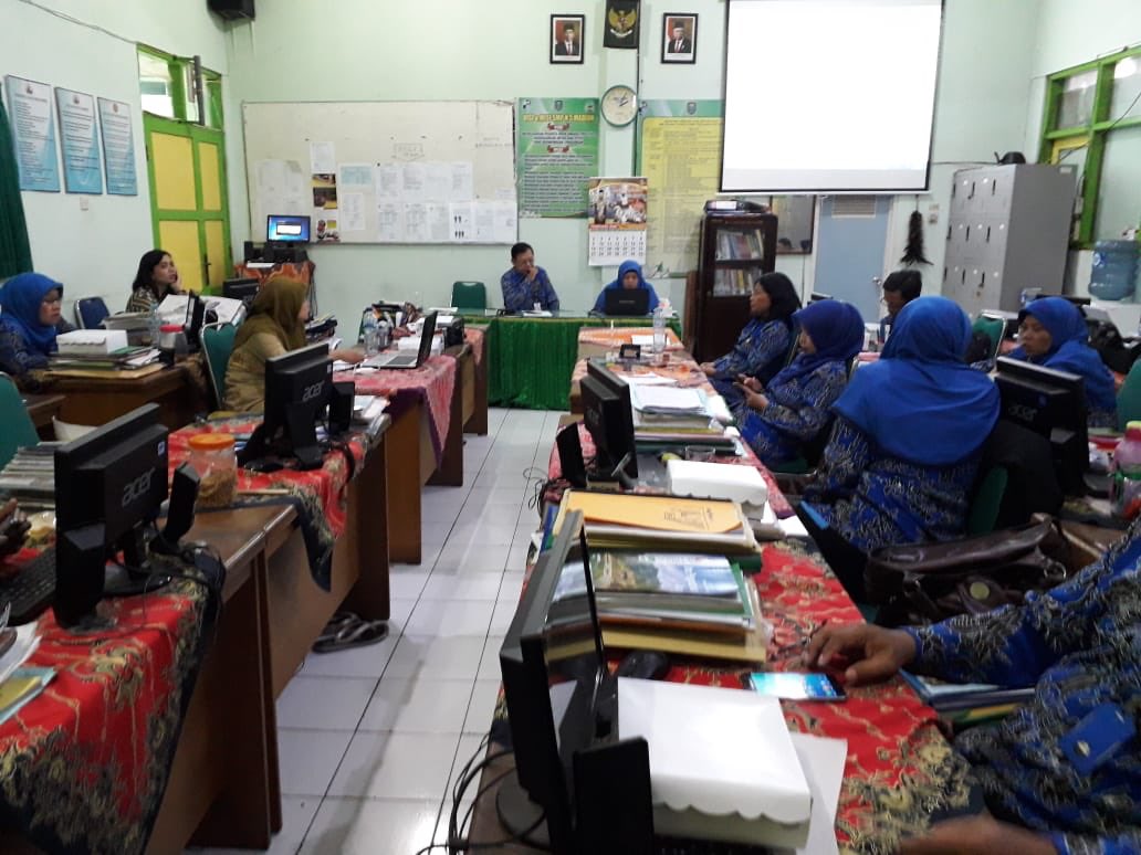 ratihromadhoni's tweet photo. Sosialisasi PBLHS kpd warga sekolah https://t.co/qzOx0aAbfH