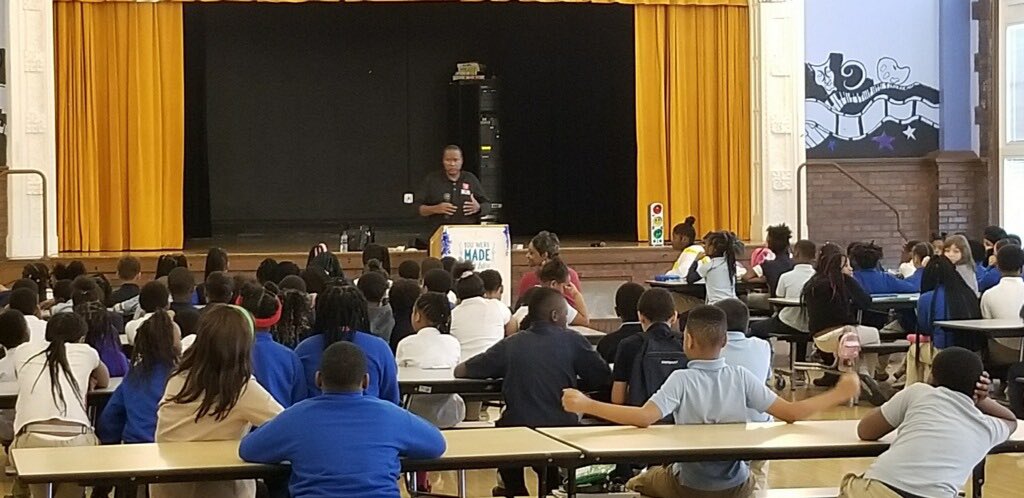 SportsWorldInc's tweet photo. Sports World pro speaker Ken Johnson former Cincinnati Bengals player impacting the students in Cincinnati today!
#postivechoices #sportsworld #themessageofhope #beachooser
#mentalhealth #hope #depression #help #motivationalspeaker https://t.co/e8pxTesVF7
