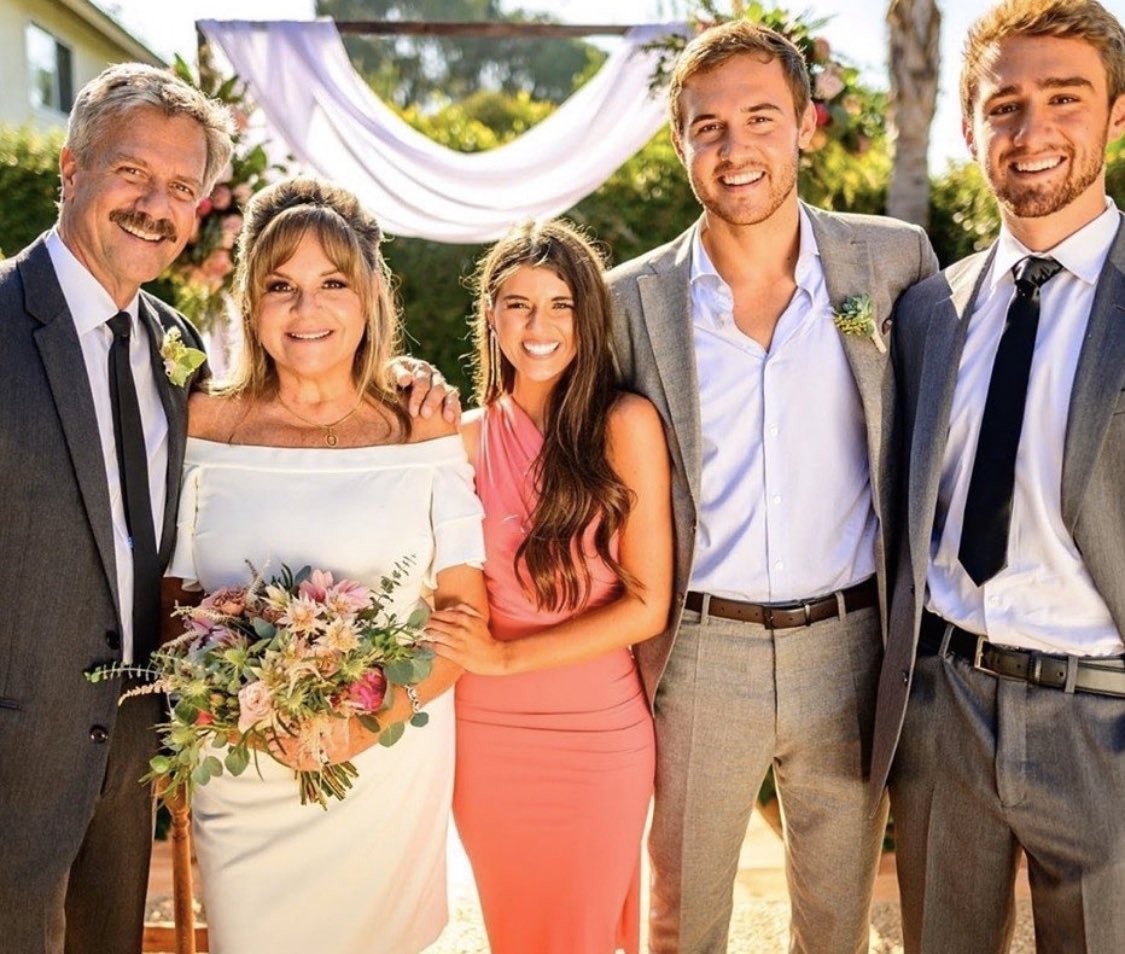 willmiddlet0n's tweet image. Share this picture as much as you can, just to spite Barb. #TheBachelor