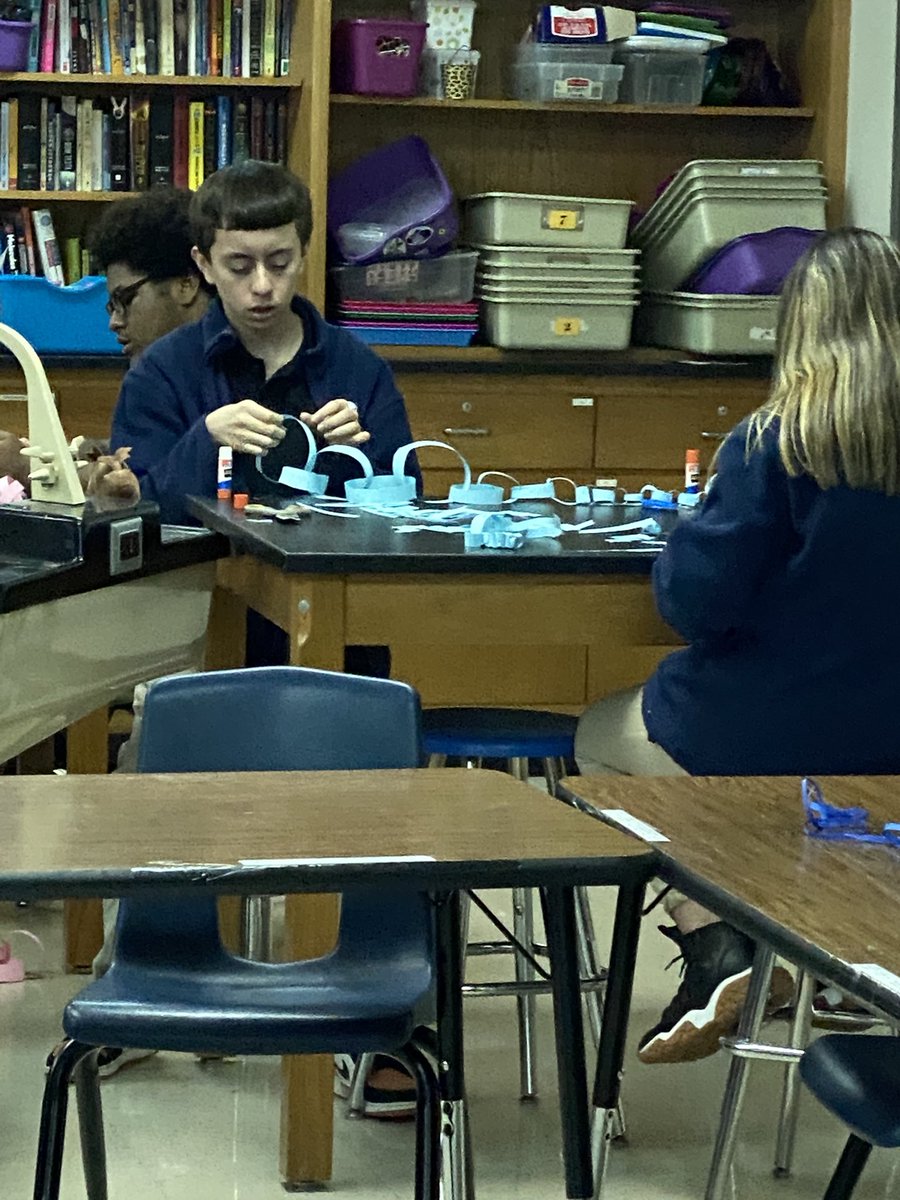 AmyLE42's tweet photo. STEM Challenge Day 2-The Chain Race! ⁦@CavazosCavs⁩ https://t.co/UFyb3vQHyO