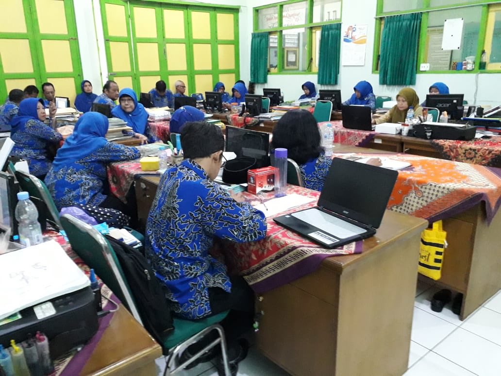 ratihromadhoni's tweet photo. Sosialisasi PBLHS kpd warga sekolah https://t.co/akuhaYxEuV