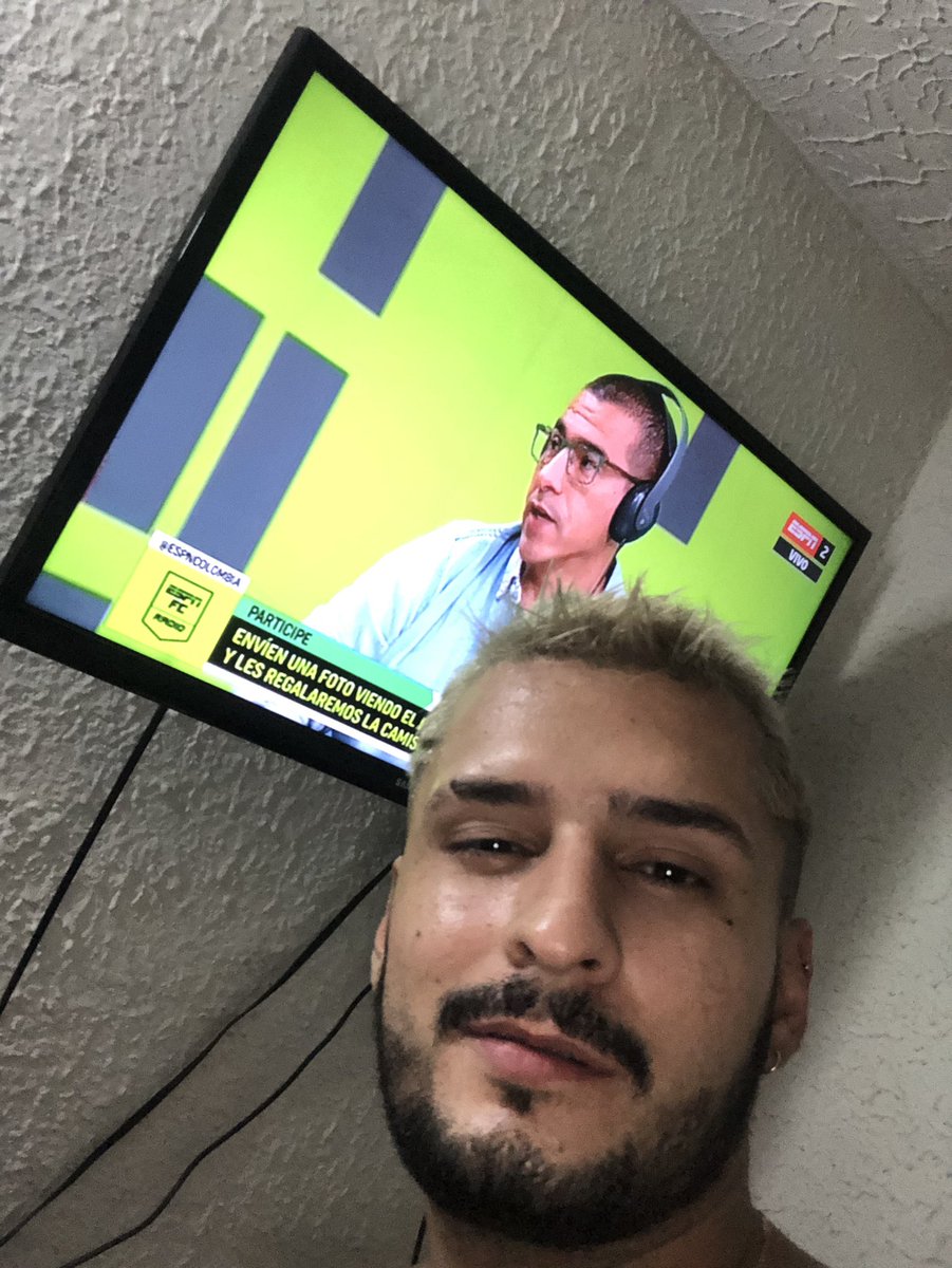 LujoMonty's tweet photo. #espnradiocolombia #espncolombia 
Aristi no se la pone. Pero yo si. Saludos a la mesa. Buen triunfo mecha @AmericadeCali @aristigol09 @osca https://t.co/Mk6cz5wg1N