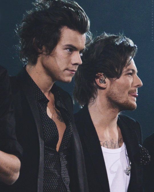 harry giving louis a rose.