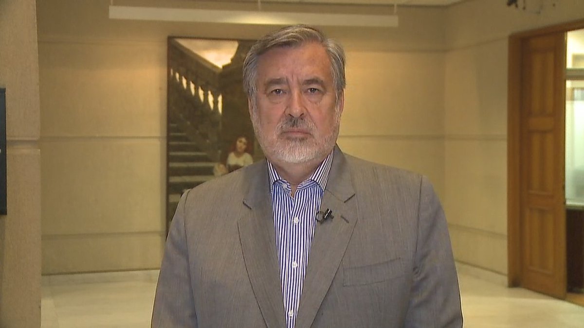 CNNChile's tweet photo. Guillier llama a adelantar elecciones: “Políticos y empresarios ven que esta situación es insostenible” #MRCNN https://t.co/2aSZAzMsxK https://t.co/hZBjvaXSek