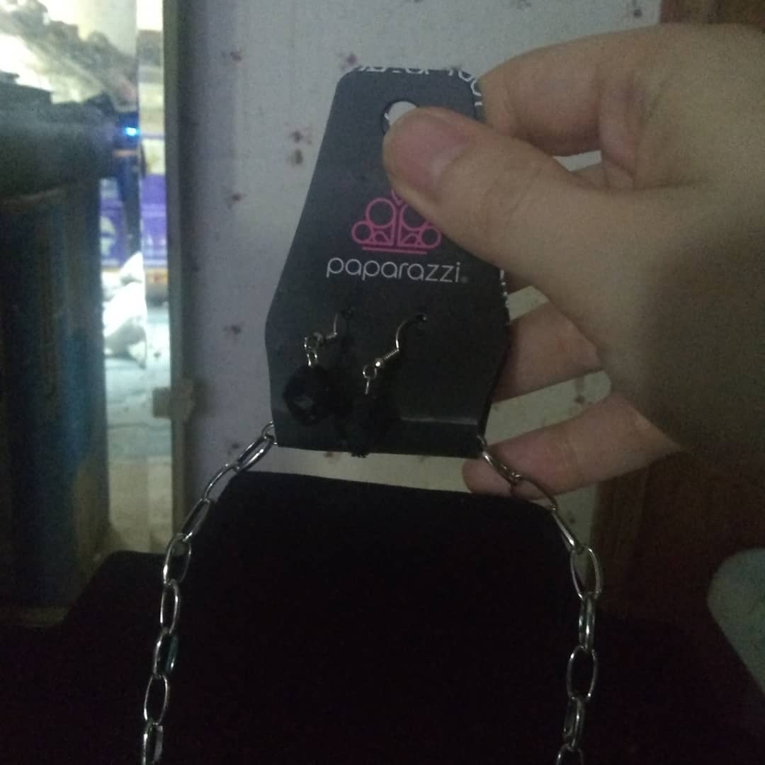 raddyman87's tweet photo. Silver and black necklace with black fish hook earrings all paparazzi jewelry is$5 with shipping with a flat rate of $4. All is nickel and lead free https://t.co/KmtQpPOejT