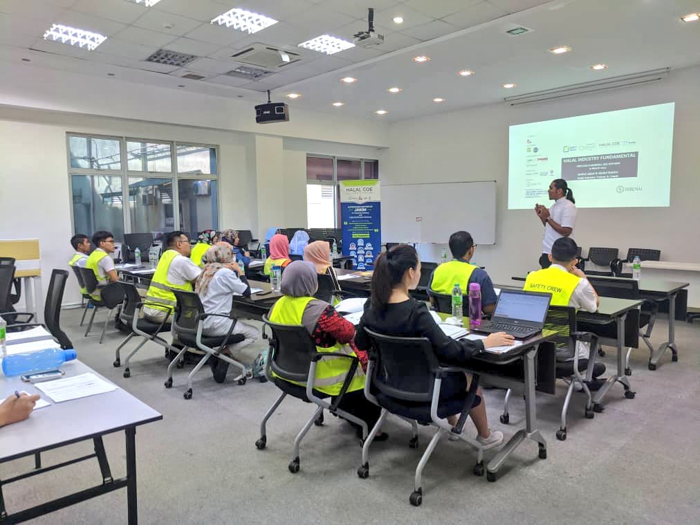 centre_halal's tweet photo. Come and join us to learn more about halal in Halal Fundamental Training. For more details please contact or whatsapp us now at :
011-3362 7641 https://t.co/VXROQ3dzyl