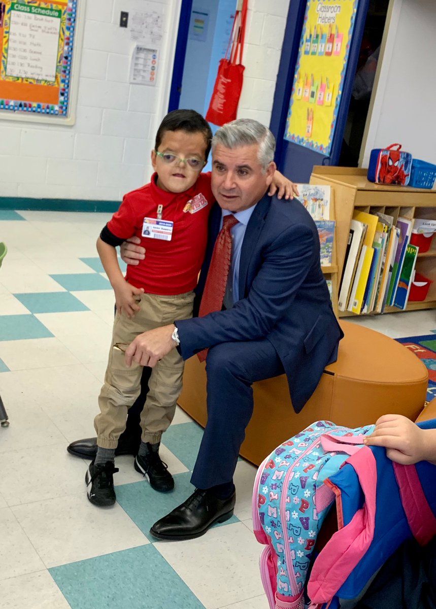 YsletaISD's tweet image. 📣 Cuteness alert! 📷 Photo op - Supt Dr. De La Torre with @LomaTerraceES student during a visit to the school. #THEDISTRICT #OneRed #LeadershipMatters
