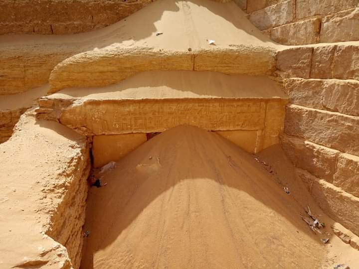 Hidden treasures of Saqqara 😉. 
Gizah #Egypt 🇪🇬
Pic from Facebook page.