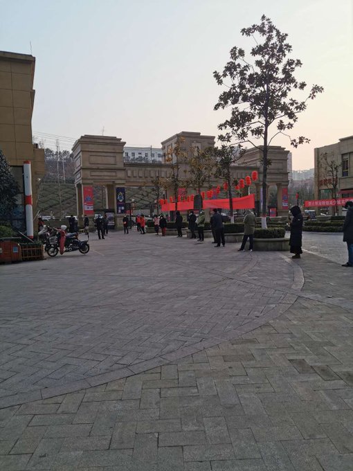 Another example of social distancing, widely employed in China, thanks to  @aoziparis. This is a photo from Henan province, just to the north of Hubei, one month ago. Shoppers, when they are allowed out, wait in a line, 1.5m away from each other, before entering grocery store. 20/