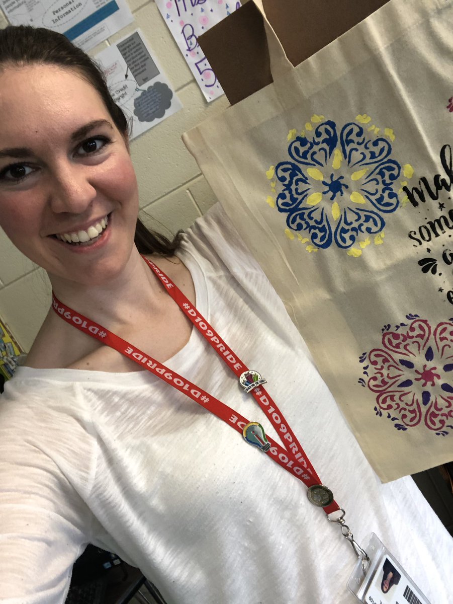 Exploring5thGr's tweet photo. Thanks to @candicemarie112 for the art session today!! I’m so proud I didn’t get any paint on my white shirt!! #bvpride #D109pride #exploring5thgr https://t.co/Xo8Xp7Xdfl