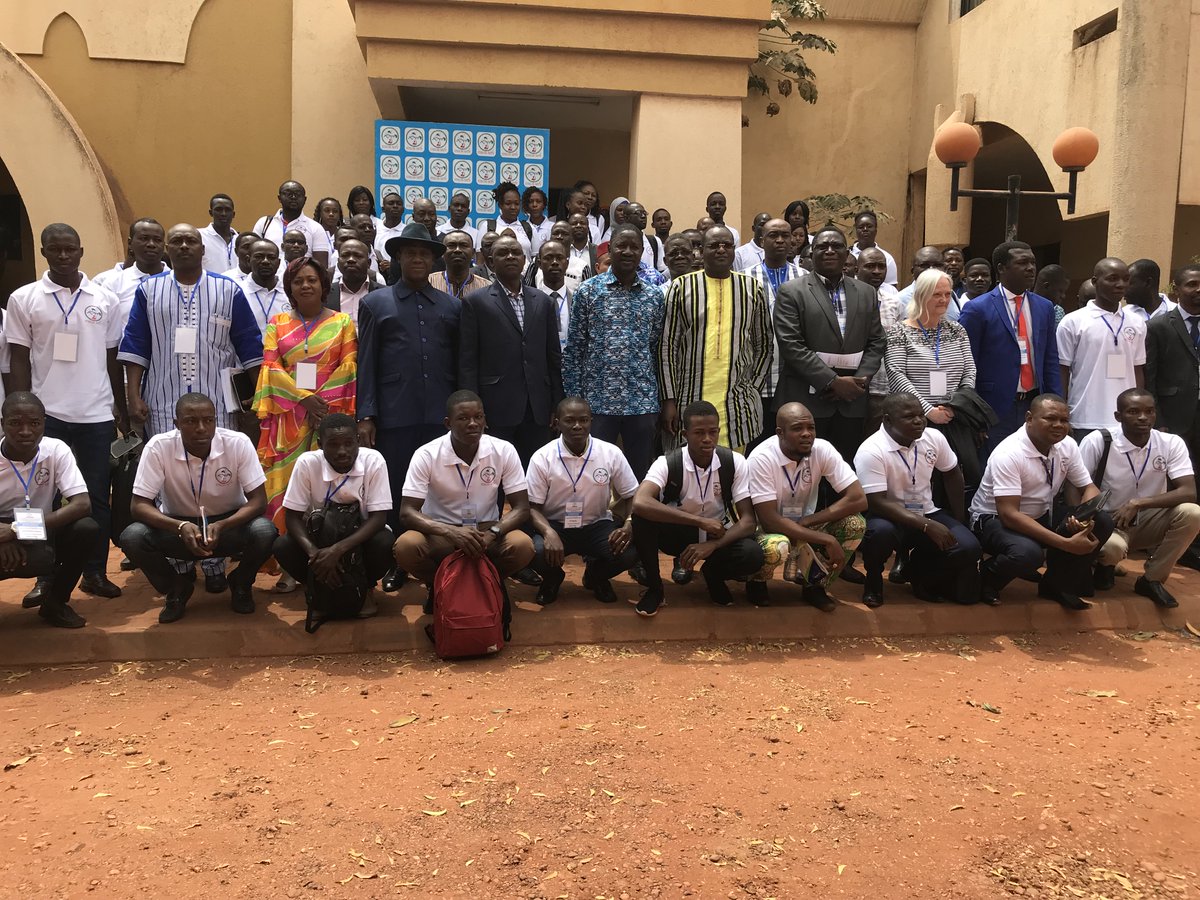 Photo de famille avec le Ministre de l'enseignement supérieur, de la recherche scientifique et de l'innovation, Pr. Alkassoum MAÏGA après la cérémonie d'ouverture et le panel qu'il a animé.