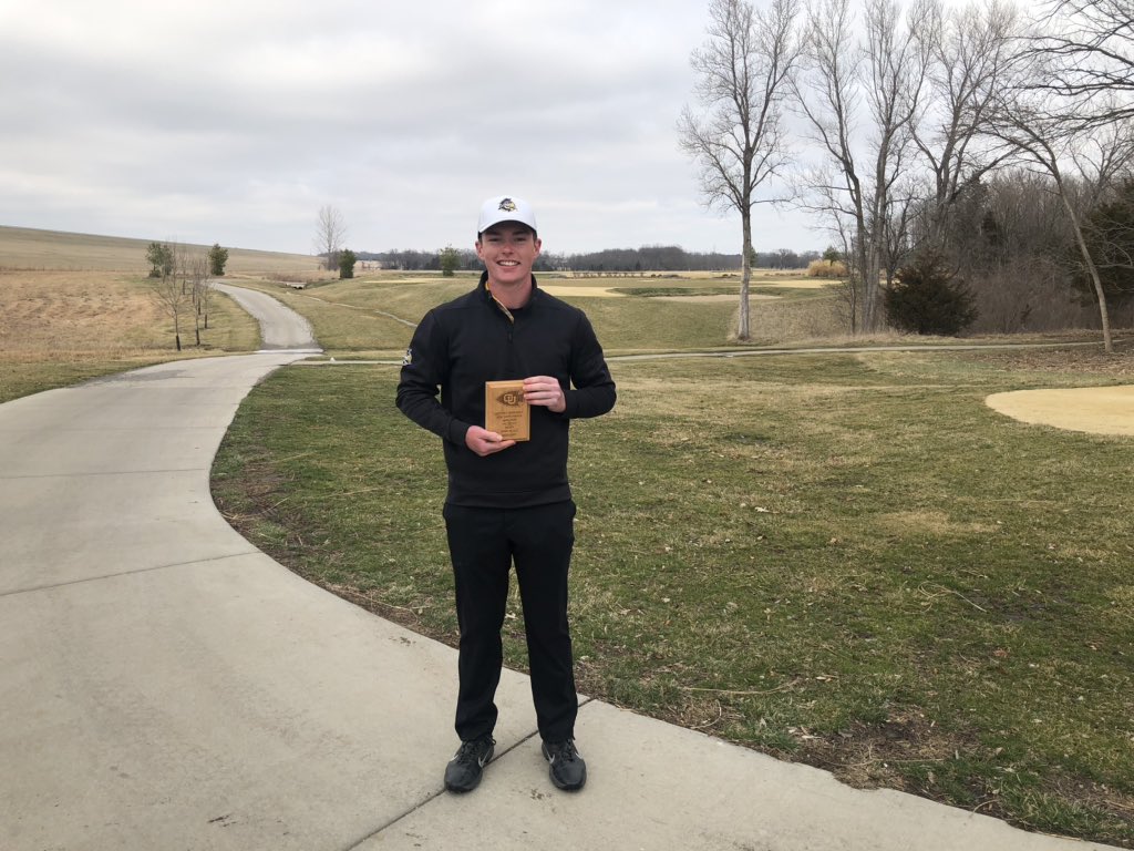 golf_pirates's tweet photo. Men won the 2020 Ottawa Spring Invitational with the Women coming in second. Also, Matt Percy won the individual championship!! Very proud of both teams the past 2 days! Tough conditions with rain and cold but fought hard. Great start and let’s build on this! #parku #dubseason https://t.co/zo5IbnsdSd
