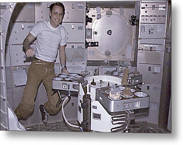 Space_Lectures's tweet photo. #EdGibson preparing his meal aboard the Skylab space station. Skylab 4 mission lasted 84 days, a total of 6,051 hours were tallied by Skylab 4 astronauts performing scientific experiments in the areas of medical activities, solar observations,
https://t.co/L73Ta4B6NO https://t.co/caAp80gGQF