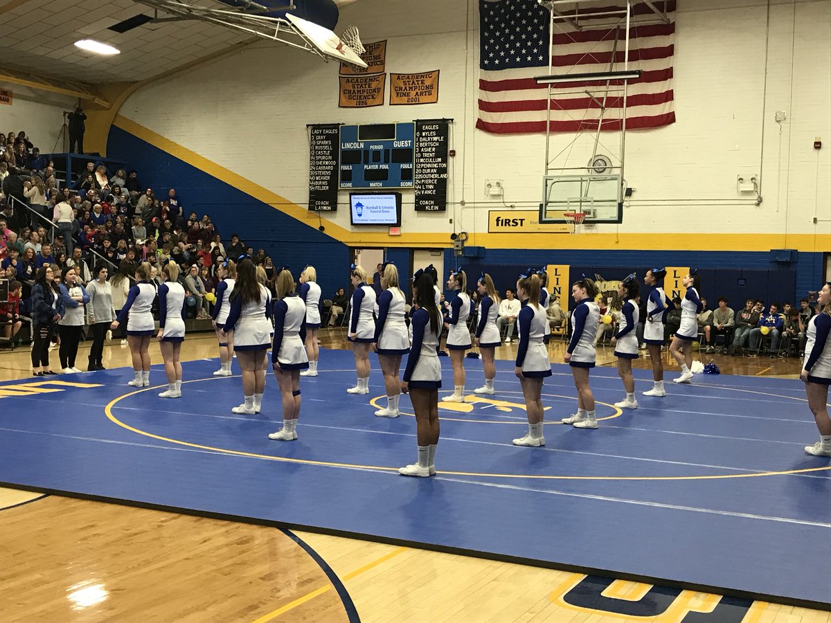 BulldogsofCHS's tweet image. The CHS cheerleaders warming up prior to TEC competition tonight at Lincoln.