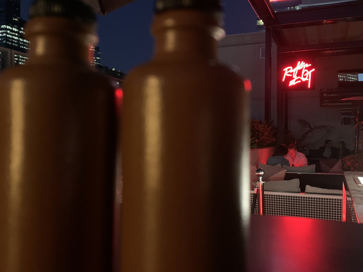 vanoudsdelft's tweet photo. En we sluiten af bij de Rooftop at QT. Tot vrijdag! #2Kruikjes #cafevanoudsdelft #delft #molslaandelft #rooftopatqt #homewardbound✈️ https://t.co/XW9GJuIUb8