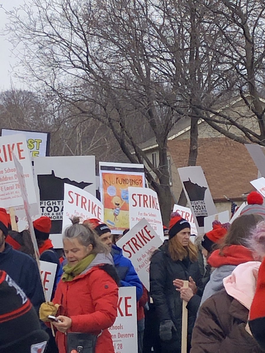 dumbalienhoe's tweet photo. Some of my favorite signs from the  #sppsstrike #spps https://t.co/kWUcyM5ASa