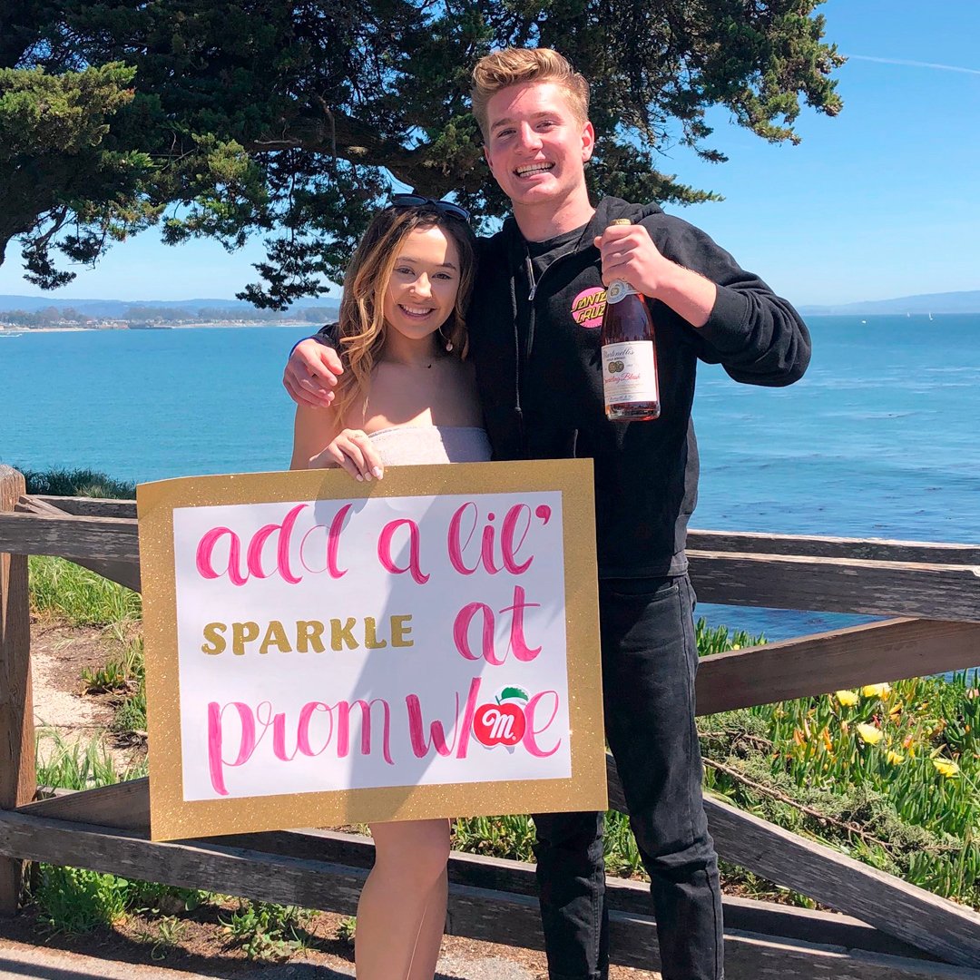 martinellis's tweet photo. #prom2020 is just around the corner! Tag us in your #SparklingPromposal featuring @martinellis! β¨π https://t.co/nrbTzS4fdU