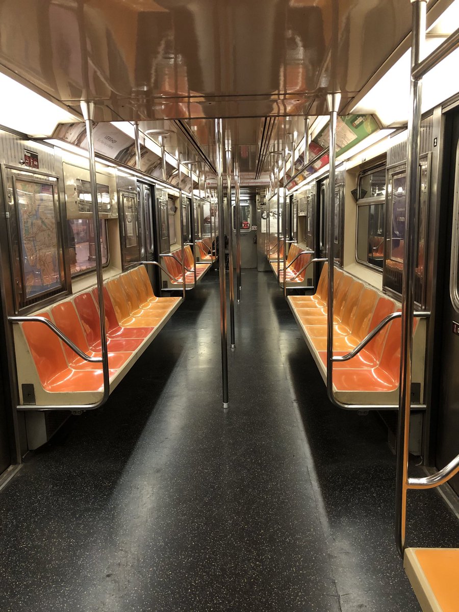 deseglise's tweet photo. 6:42pm today. NYC subway. Rush hour https://t.co/8EFrBqr9MC