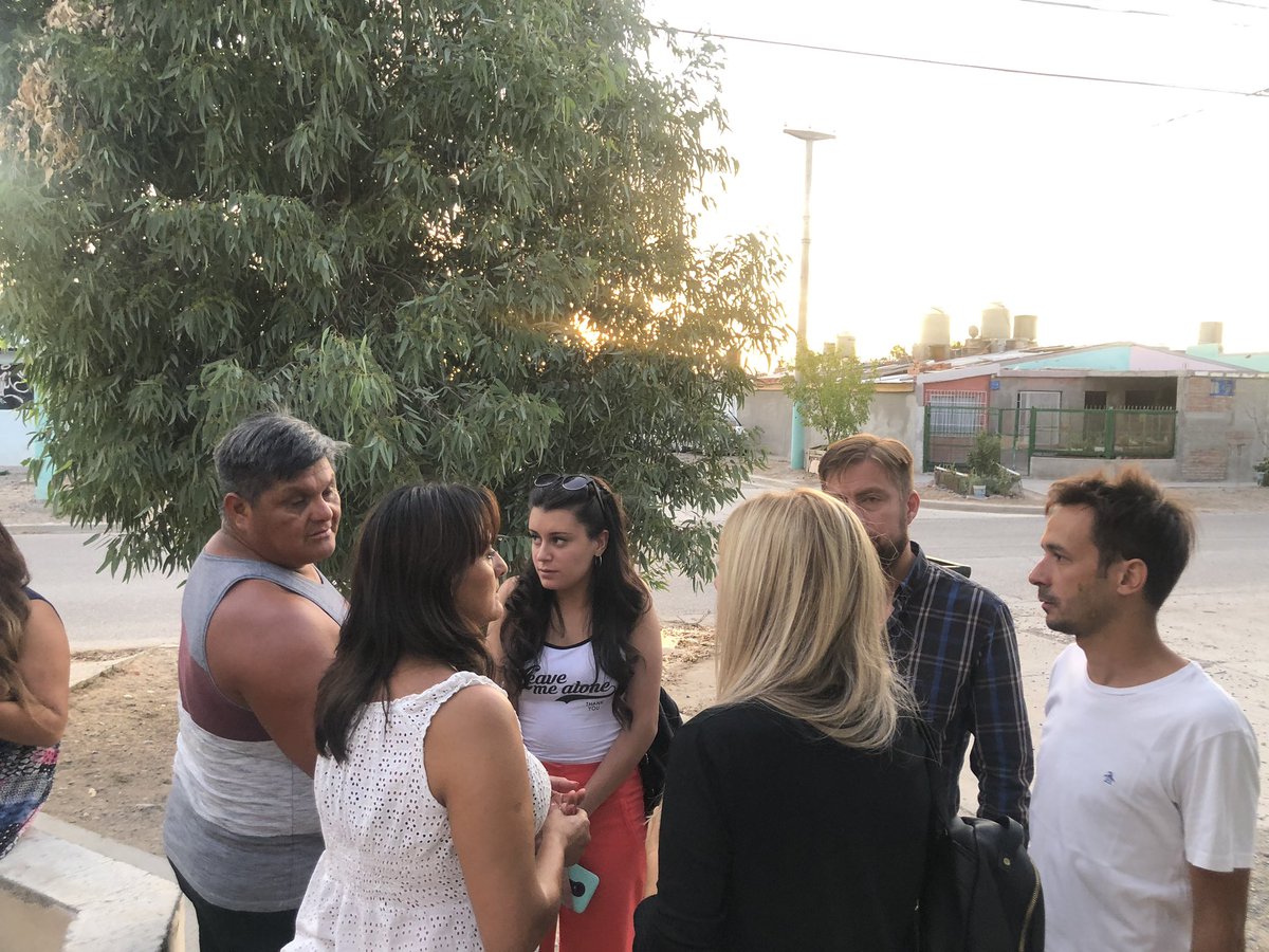En Barrio Norte charlando con vecinos y vecinas sobre la difícil realidad que se vive en la ciudad y la provincia. Muchos la están pasando mal y ahí tenemos que estar, hoy más que nunca! #Trelew <a href="/cgmackarthy/">Gustavo Mac Karthy</a> <a href="/leandroespitw/">Leandro O. Espinosa</a> <a href="/CarolTWilliams/">CarolTWilliams</a>