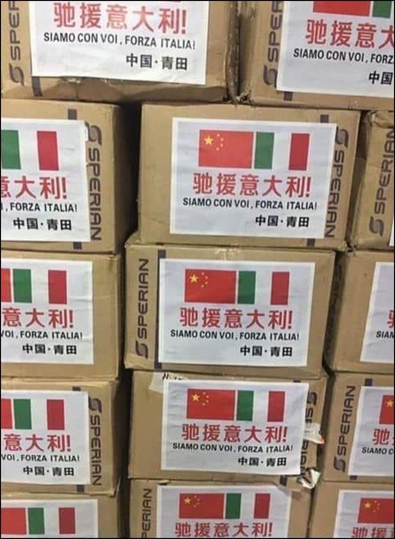 La #Cina invia aiuti all’Italia contro il #coronavirus. “Siamo con voi, Forza Italia”, è la scritta che compare in ogni imballaggio. È l’unico paese al fianco del Bel Paese. Inviate 2 mln di mascherine, 20mila tute protettive, oltre 50mila tamponi e 1.000 ventilatori polmonari.