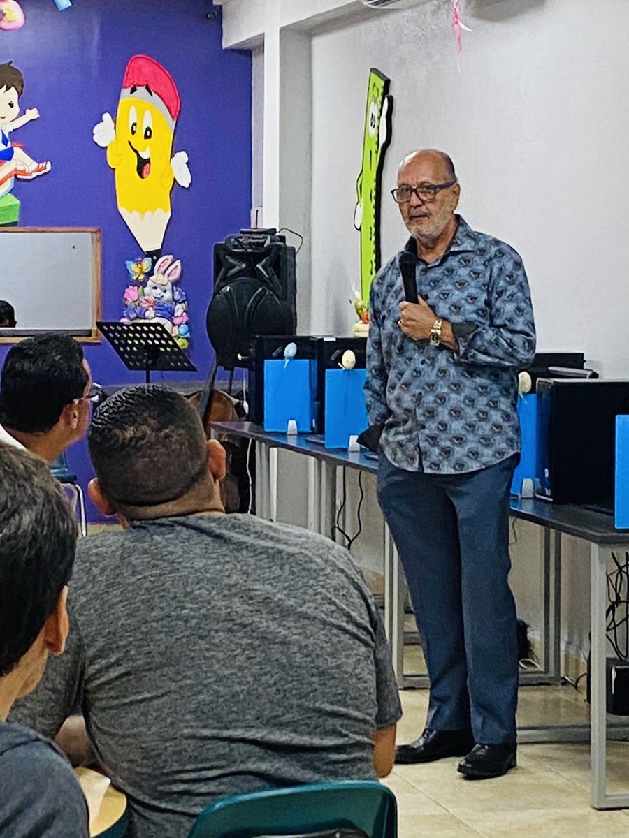 repjuniorperez's tweet photo. 📍AHORA| Reunido con los Presidentes y Coordinadores del Precinto 10 de Bayamón. #EstamosListos #BayamonPresente #Distrito7 #Trabajandoparati https://t.co/Kuo5Hfn9g3