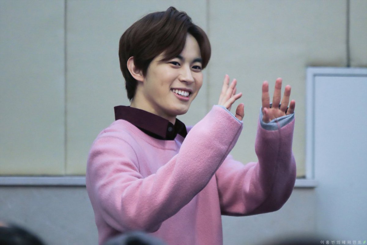  𝚍𝚊𝚢 𝟽𝟶/𝟹𝟼𝟼EVERYONE SHUT UP AND LOOK AT HIS LIL SWEATER PAWS!!!! HIS LIL HANDIES N HOW SMILEY HE IS god im in love w him #WeLoveYouHongbin  #홍빈_사랑해