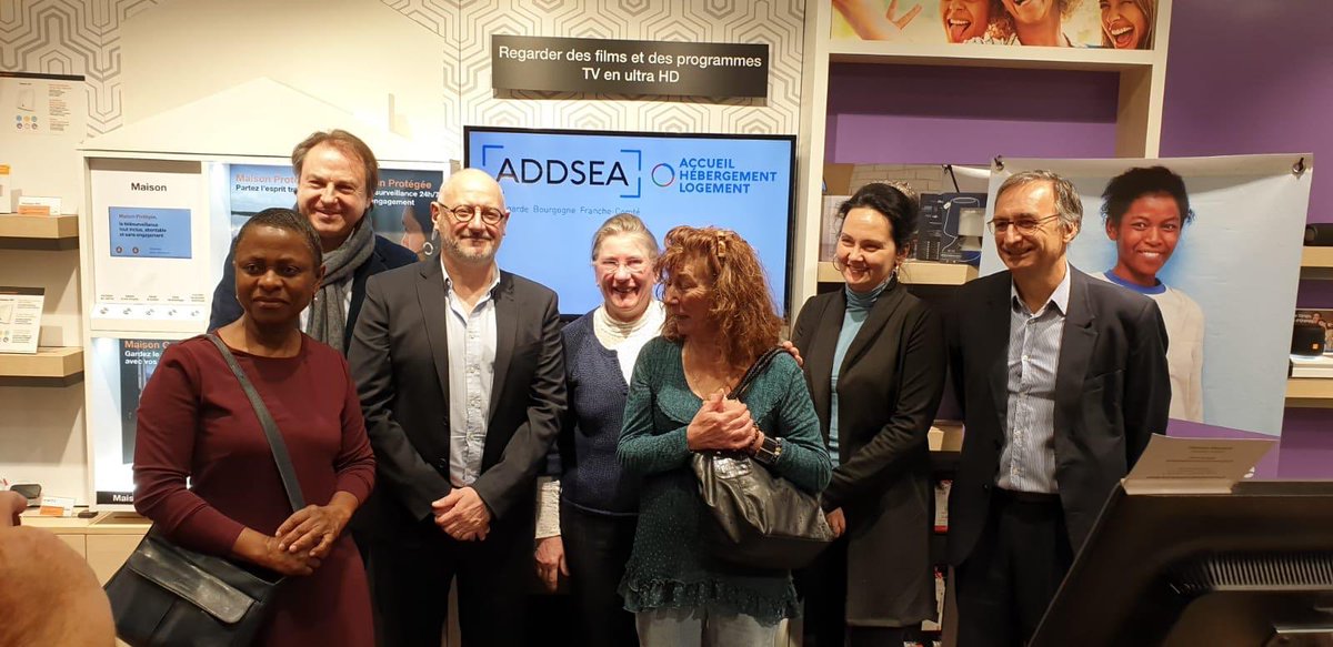 cyprienmateos's tweet photo. Boutique #Orange #GrandeRue #Besancon Remise d’1 chèque de 3800€ à Association Départementale du Doubs Sauvegarde de l'Enfant à l'Adulte #ADDSEA par #Orange dans le cadre de l’opération #RSE #DonEnBoutique sur #OrangeBFC @OrangeBFC @fjacqueray @BPelliercuit https://t.co/UlLkwaRZwD