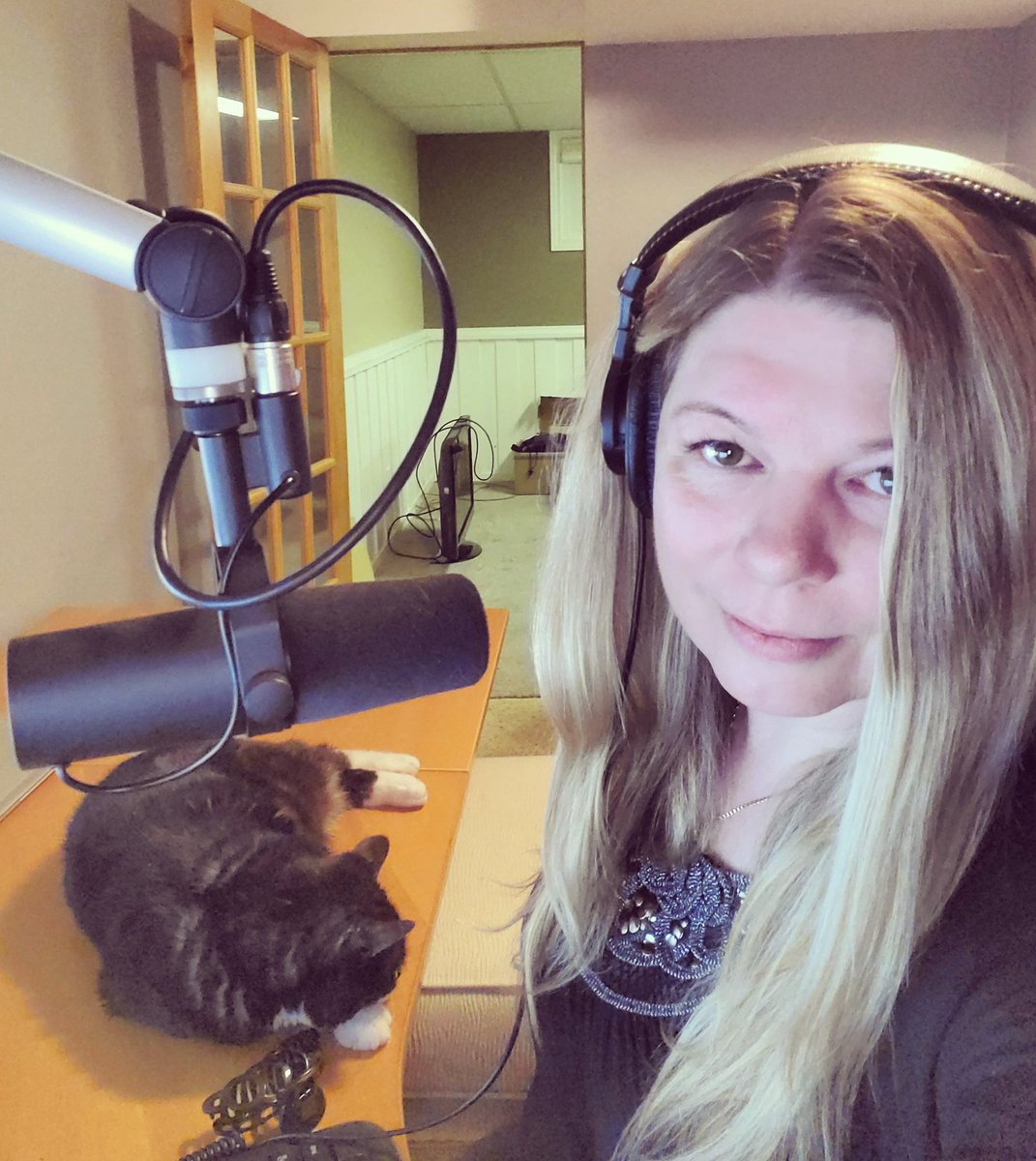 Me and my co-host. 😊 Sometimes when you're having a tough day, you'll take all the extra love you can get. ❤🐾

#CatsOnTwitter #announcer #broadcaster #headphones #HomeStudio #medialife #mic #music #onair #radio #radiolife #radiopersonallity #stationselfie #studio