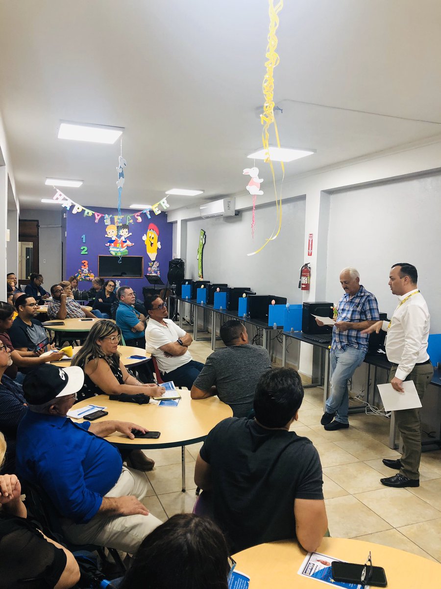 repjuniorperez's tweet photo. 📌SEGUIMOS| El comisionado del Partido Demócrata en Puerto Rico 🇵🇷 Héctor Joaquin Sánchez Álvarez, se dirige a los Presidentes y Coordinadores del Precinto 10 de Bayamón. #EstamosListos #BayamonPresente #Distrito7 #Trabajandoparati https://t.co/heqsr8HPT3