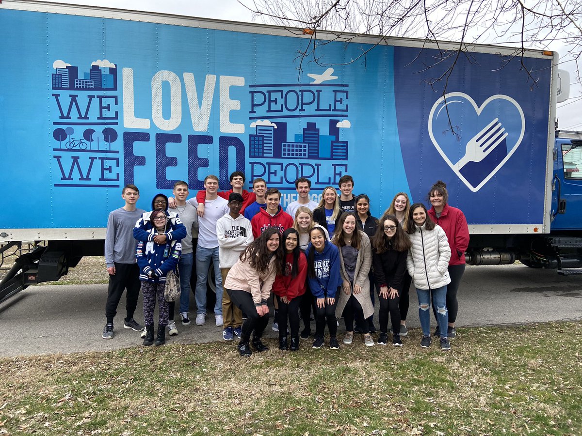 burgnhs's tweet photo. that’s a wrap for our spring service project!! s/o to the volunteers tonight that helped to carry groceries, you are appreciated! big thank you to our members who made packages as well! tonight’s volunteers: you can get one service hour for helping, see Ms. Porges to sign off! https://t.co/cZBfYBf7jL