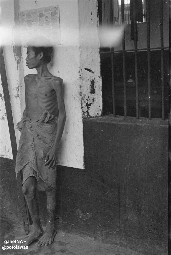 potolawas's tweet photo. Potret pria kurus saat Agresi Militer Belanda I di Palembang, sekitar Januari 1947.
-
📸: Nationaal Archief
-
#potolawas #potolawaspalembang #palembang #palembanginfo #explorepalembang #visitpalembang #jelajahpalembang #kemerdekaan #zamanbersiap #kurus https://t.co/rNO4B75vzo