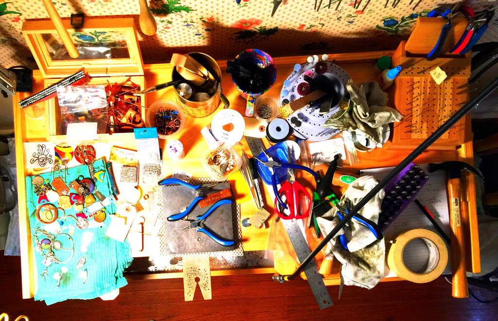 RLAG_Designs's tweet photo. "If a cluttered desk is a sign of a cluttered mind, of what, then, is an empty desk a sign?"~Albert Einstein

Day 10 of #marchmeetthemaker is "Authentic Space". Whatever.

No judgement zone, ok? 🤣 https://t.co/ubC7VAuLbn