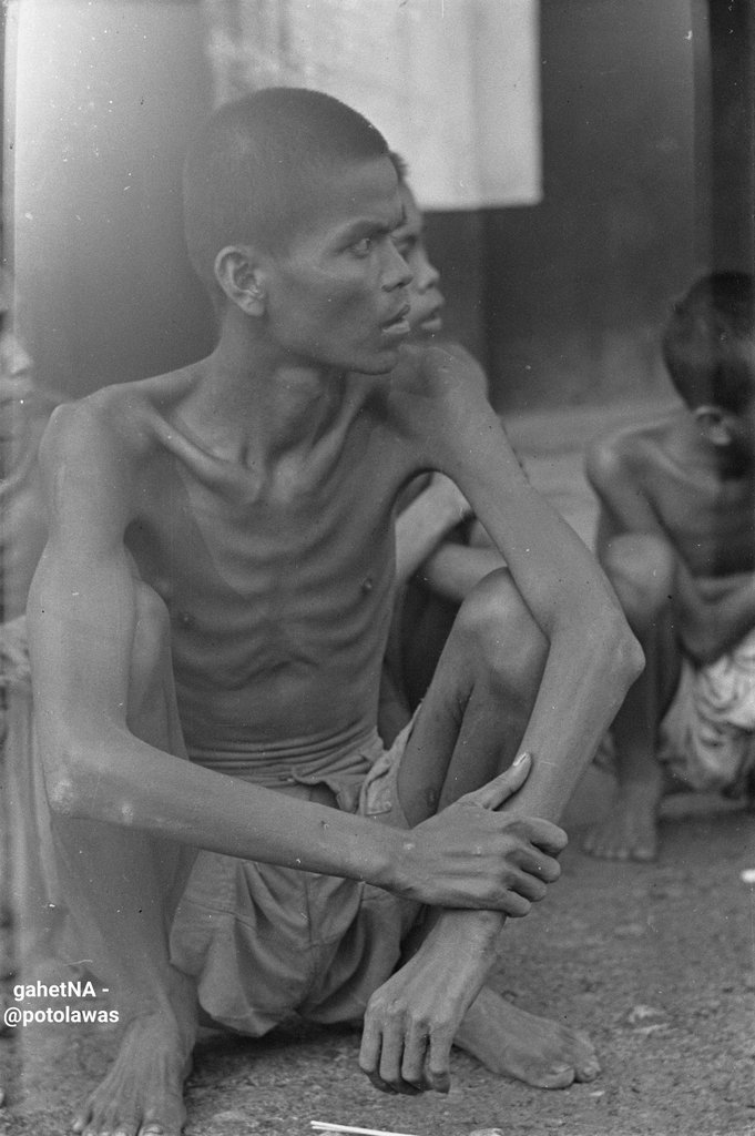 potolawas's tweet photo. Potret pria kurus saat Agresi Militer Belanda I di Palembang, sekitar Januari 1947.
-
📸: Nationaal Archief
-
#potolawas #potolawaspalembang #palembang #palembanginfo #explorepalembang #visitpalembang #jelajahpalembang #kemerdekaan #zamanbersiap #kurus https://t.co/rNO4B75vzo