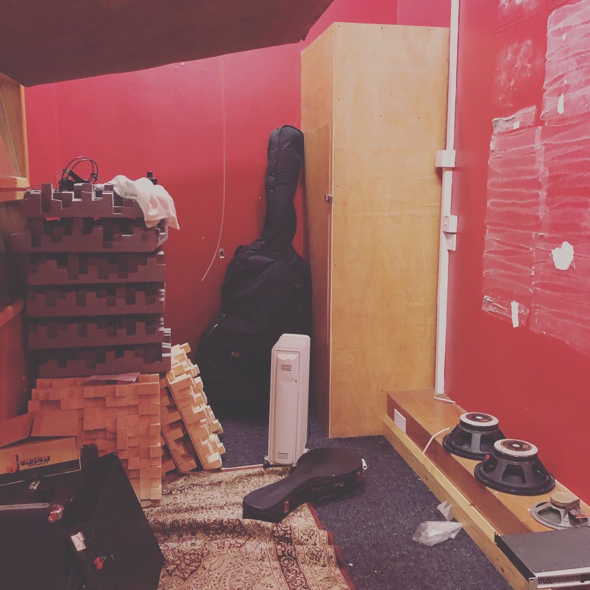 DziamaStan's tweet photo. Big clear out of the studio, getting rid of the clutter and getting ready to bring some order and upgraded acoustics #recordingstudio #acoustics #vocalroom #acousticabsorption #acousticdiffusion #carnabystudios #rockwool #voiceovers #vocals https://t.co/dLy21tn9mJ
