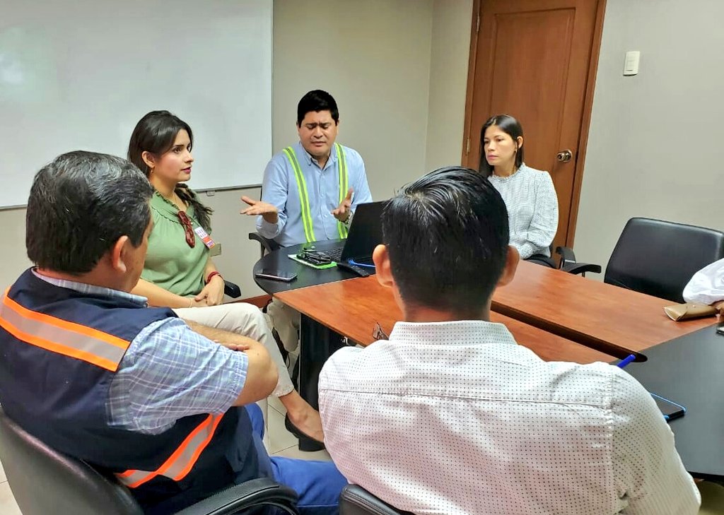 AlcivarOrtizV's tweet photo. Junto a mi equipo de trabajao de la #SPTMF Rainier Pérez, gerente #QCTerminales y Ecugran, constatamos el modelo operativo y logístico que brinda este terminal fluvial de recepción de carga y almacenamiento de graneles líquidos y sólidos,que aportan al comercio exterior del país. https://t.co/d8jw2Ay9By