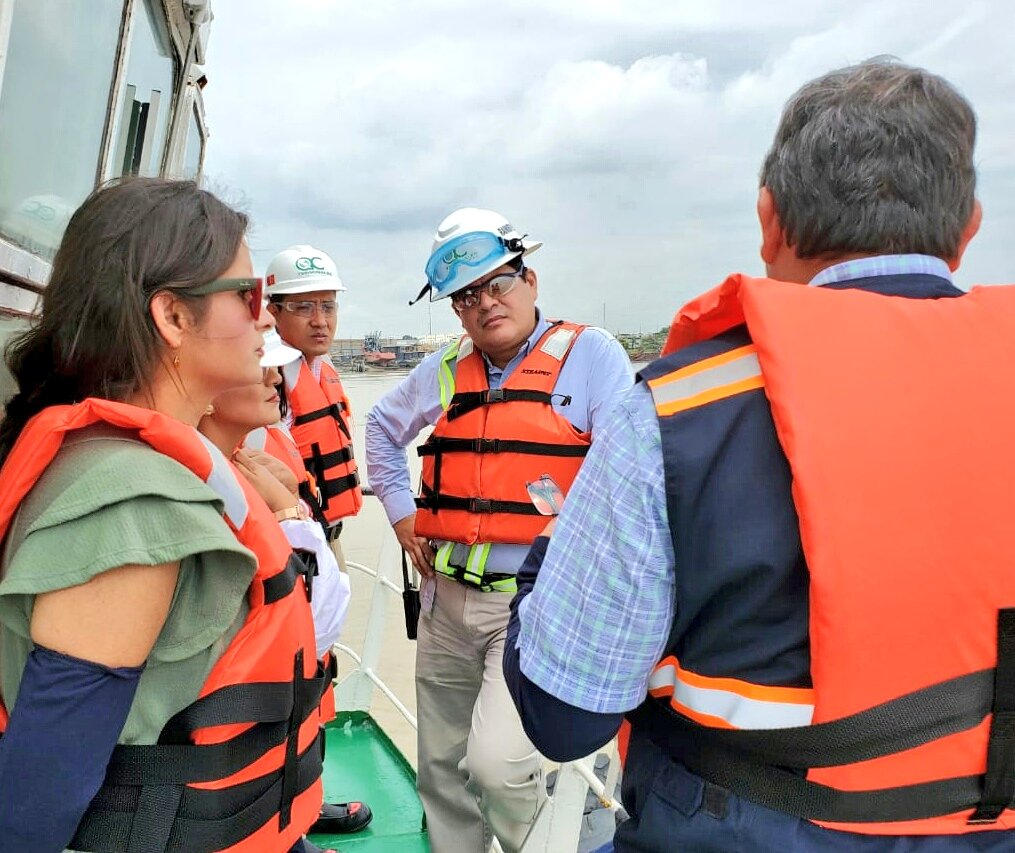 AlcivarOrtizV's tweet photo. Junto a mi equipo de trabajao de la #SPTMF Rainier Pérez, gerente #QCTerminales y Ecugran, constatamos el modelo operativo y logístico que brinda este terminal fluvial de recepción de carga y almacenamiento de graneles líquidos y sólidos,que aportan al comercio exterior del país. https://t.co/d8jw2Ay9By