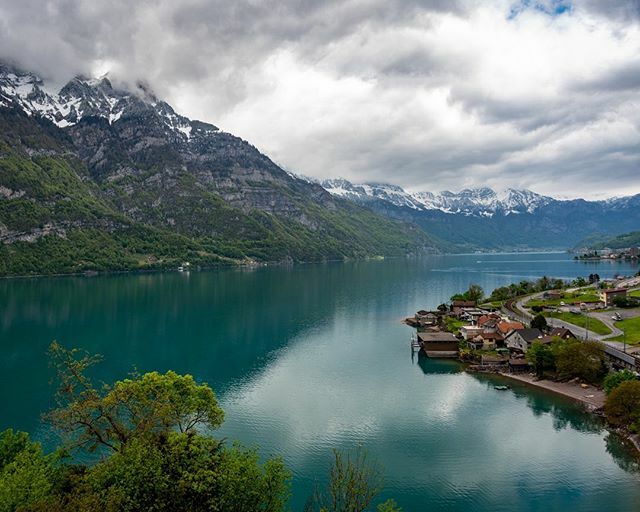One of the infinite views out over lake Walensee, one of the many lakes just outside Zürich in Switzerland. Mt. Leistchamm can be seen dipping it’s toes in the water. #euroreuroroadtrip #mountainscape #lakescape #walensee #zurich #switerland #leistchamm … ift.tt/2vfscsu