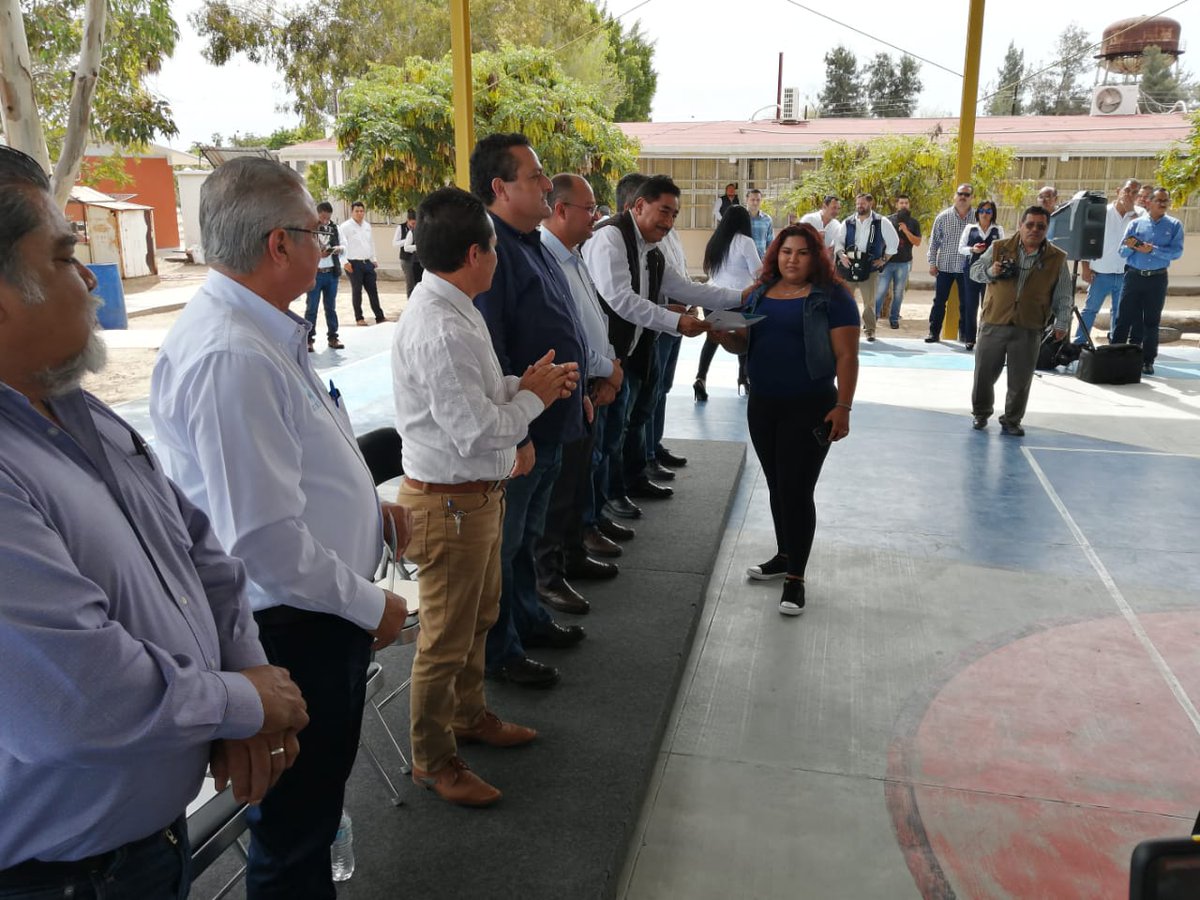 IEEA_BCS's tweet photo. IEEA presente en la gira de trabajo del gobernador Carlos Mendoza, dónde se entregaron certificados a educandos que lograron concluir su primaria y secundaria.
#IEEABCS #MejorFuturo #JuntosEsMasFacil https://t.co/DaqKJ2l1Qj