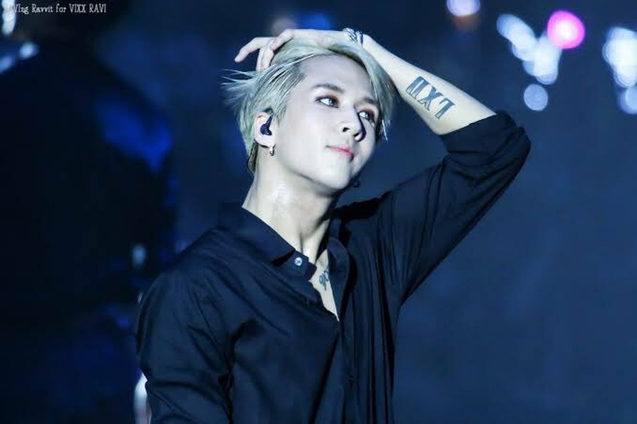 kor_celebrities's tweet photo. VIXX Ravi、「外車破損事故」の神対応が韓国で話題。
●男女カップルがキックボードで遊んでいて、駐車中のRaviの愛車「ポルシェ」を破損
※以下、加害者の…

つづき⇒ https://t.co/nkzoLSsGVS

速報ランキング⇒ https://t.co/mc9qWCoA44 https://t.co/FU9daUS7L9