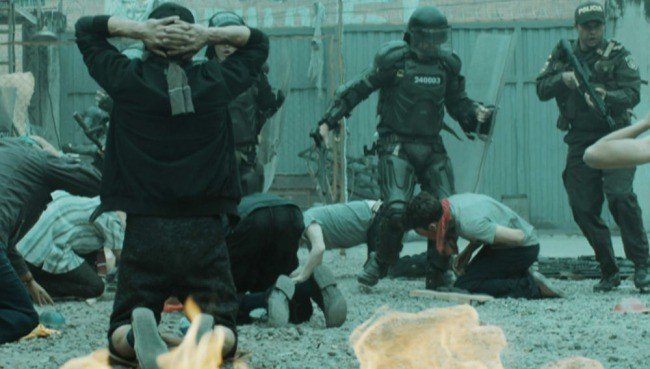 asioigle2013's tweet photo. Capítulazo!!!!!! Que tensión Antonio estaba acorralado si se quedaba con Cruz la policía lo iba a matar y si se iba al modulo de los españoles también menos mal que el infiltrado los ayudo y gracias a los homoexuales pudo escapar Angelita pudo salir gracias al acuerdo #perdida9 https://t.co/DOFXpmSQou