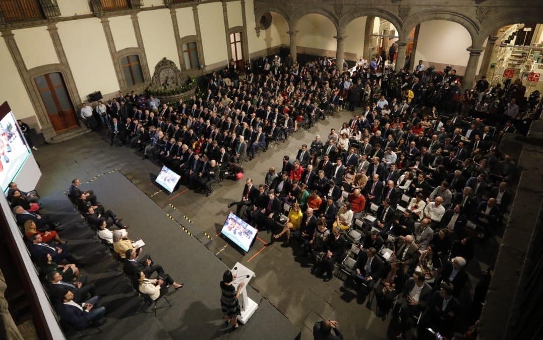 Claudiashein's tweet photo. Agradezco a empresari@s de diversos sectores su compromiso para invertir y generar empleos en la Ciudad. Nuestro proyecto de innovación y derechos se construye con desarrollo económico sustentable y con justicia. Hoy se fortalece con el compromiso para la inversión y el empleo. https://t.co/pYoSpDd8Vx
