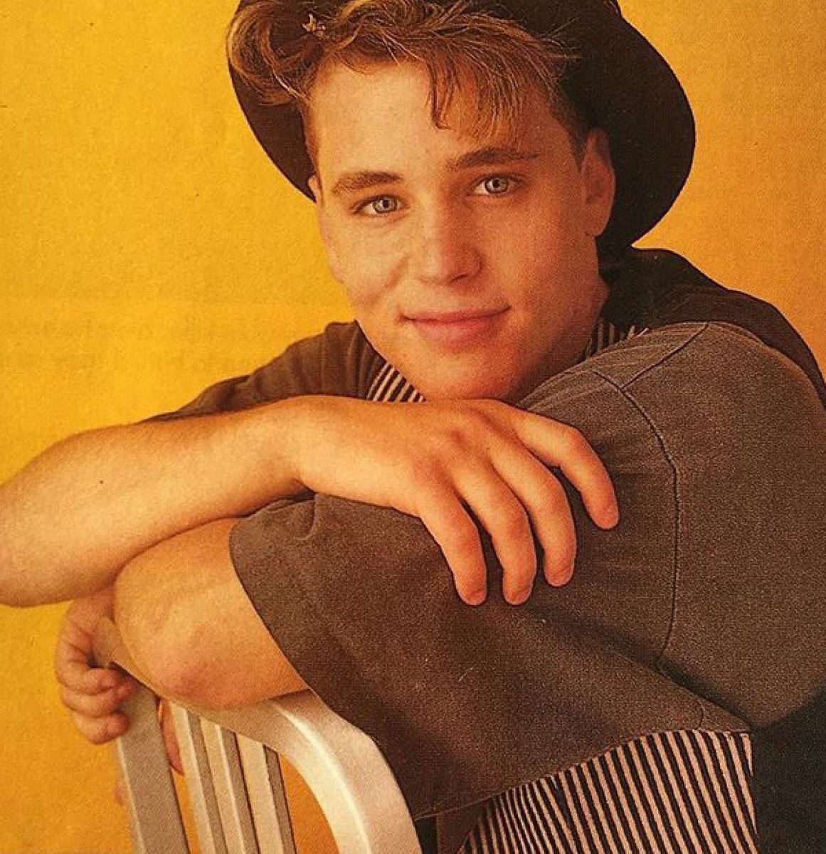 riokeanu's tweet photo. I'm late but I wanted to post this picture to honour Corey Haim, it's one of my favourite photos of him because I feel it embodies how much of a ray of sunshine he was on this world
All my love 💛 https://t.co/BBpXxes0zM